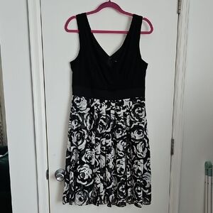 White House Black Market Black and White Rose  Dress